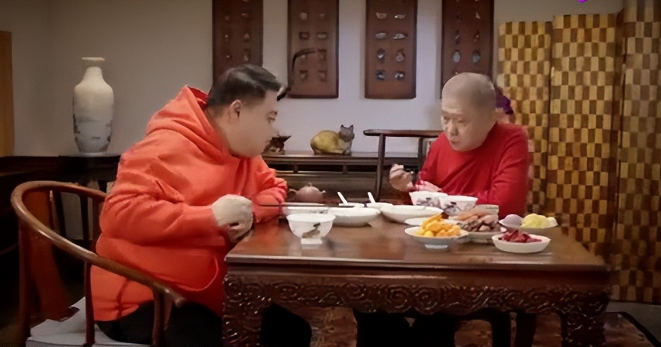 节目中，马未都请孙越吃饺子，端上来一盘饺子一共30个，热气腾腾，孙越夹起一个饺子