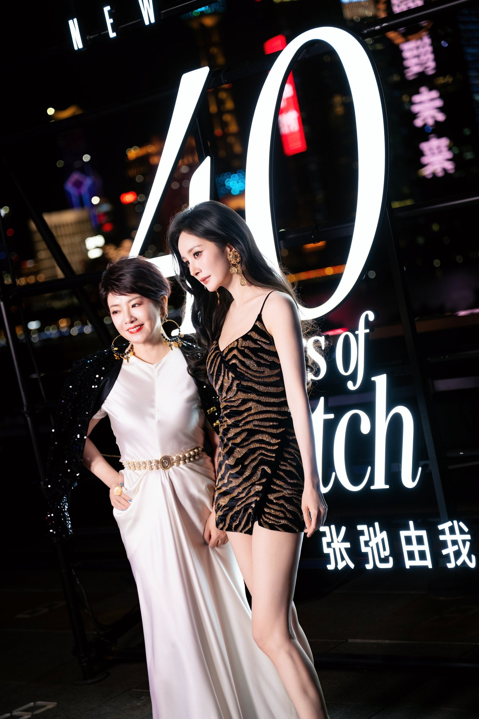 SW中国高层CarolineZhang发布昨天的活动合照配文“杨幂怎么可以这么