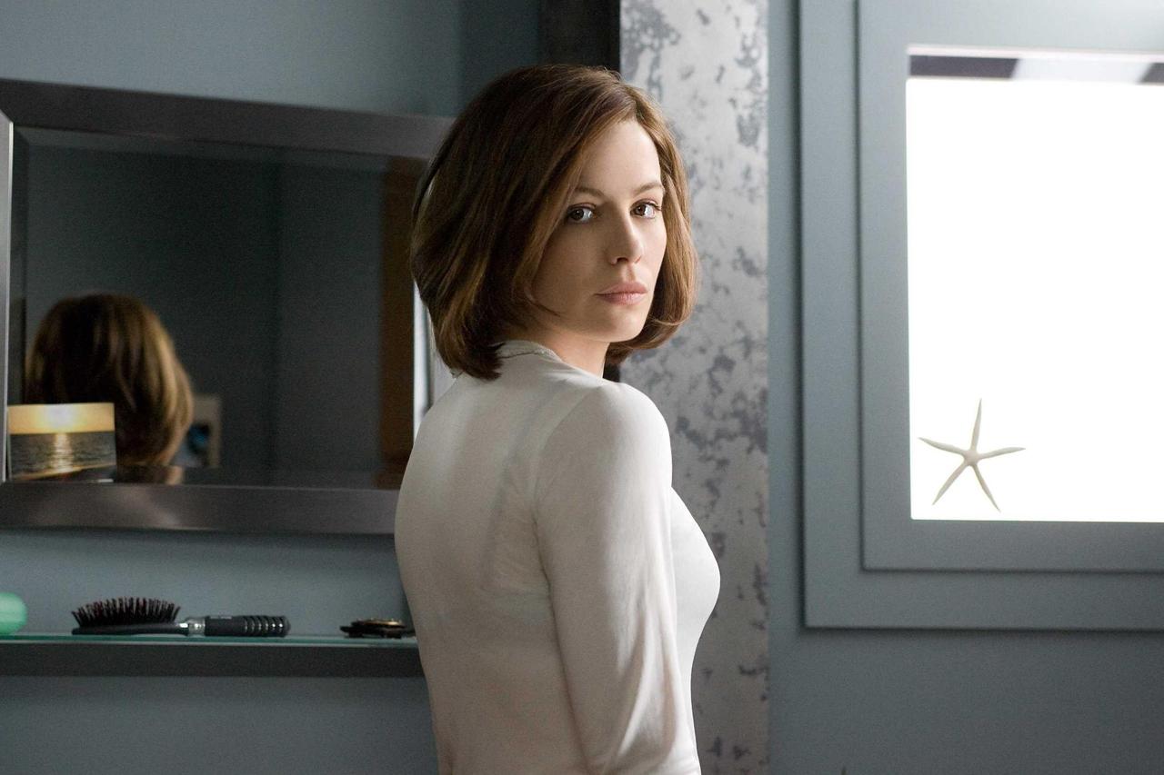 不得不说凯特·贝金赛尔的短发造型真的很惊艳她的美从古典油画走进了暗黑史诗凌厉