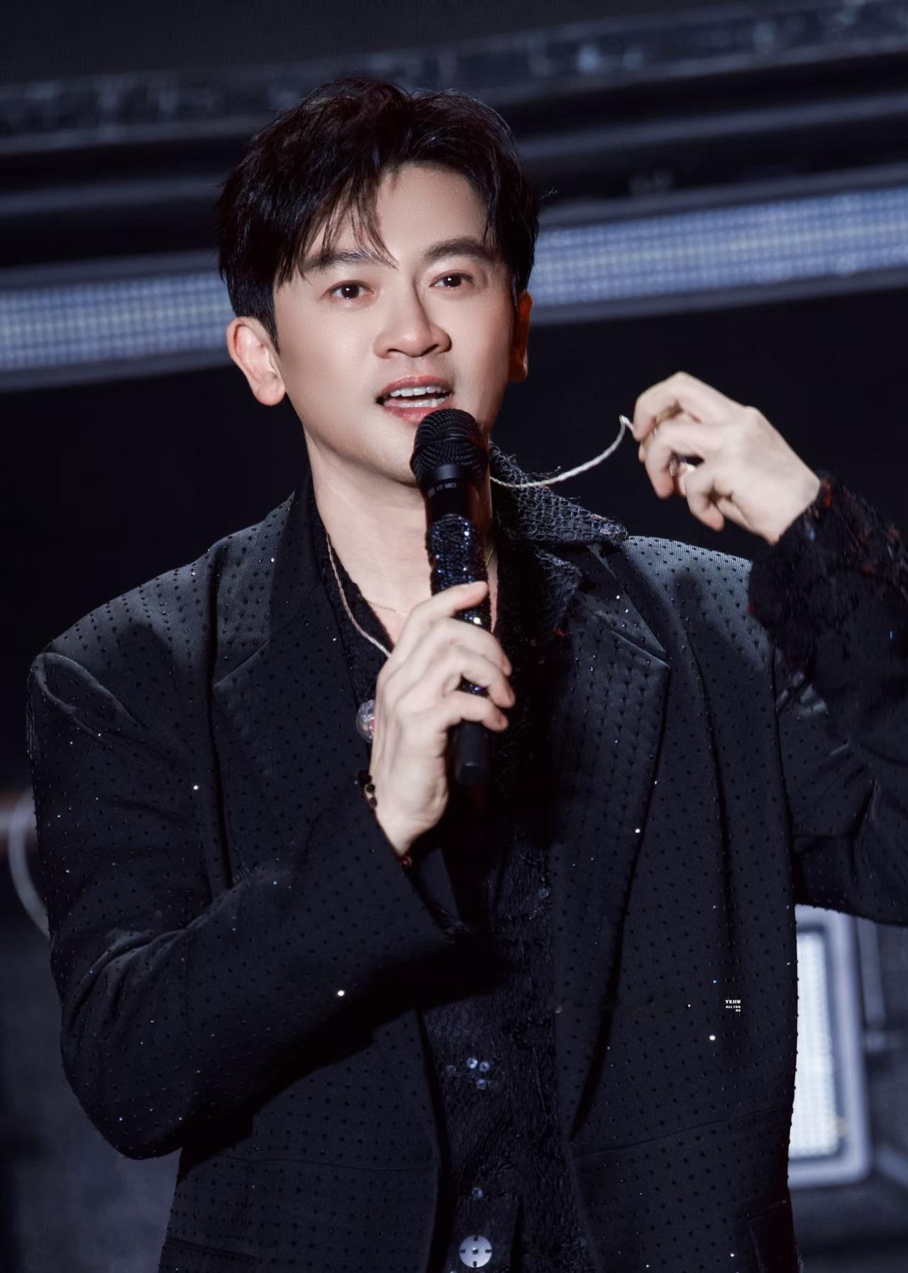 52岁的苏有朋竟然去年主持把提名者履历背得比百科还顺，被说偷偷内卷，今年第二次