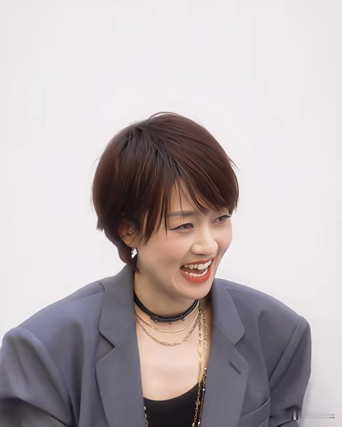 马伊琍这状态也太好了！短发真的好美，太好看了，明明已经50岁，看着一点都不像，就连35岁的许光汉现在