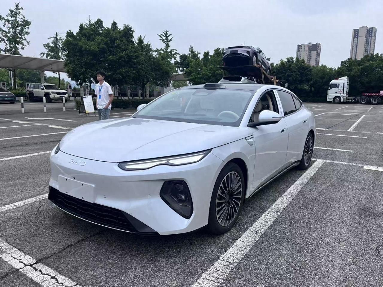 比亚迪海豹08实车曝光！中大型轿车新选手，或6月底上市比亚迪海洋网终于要对中大