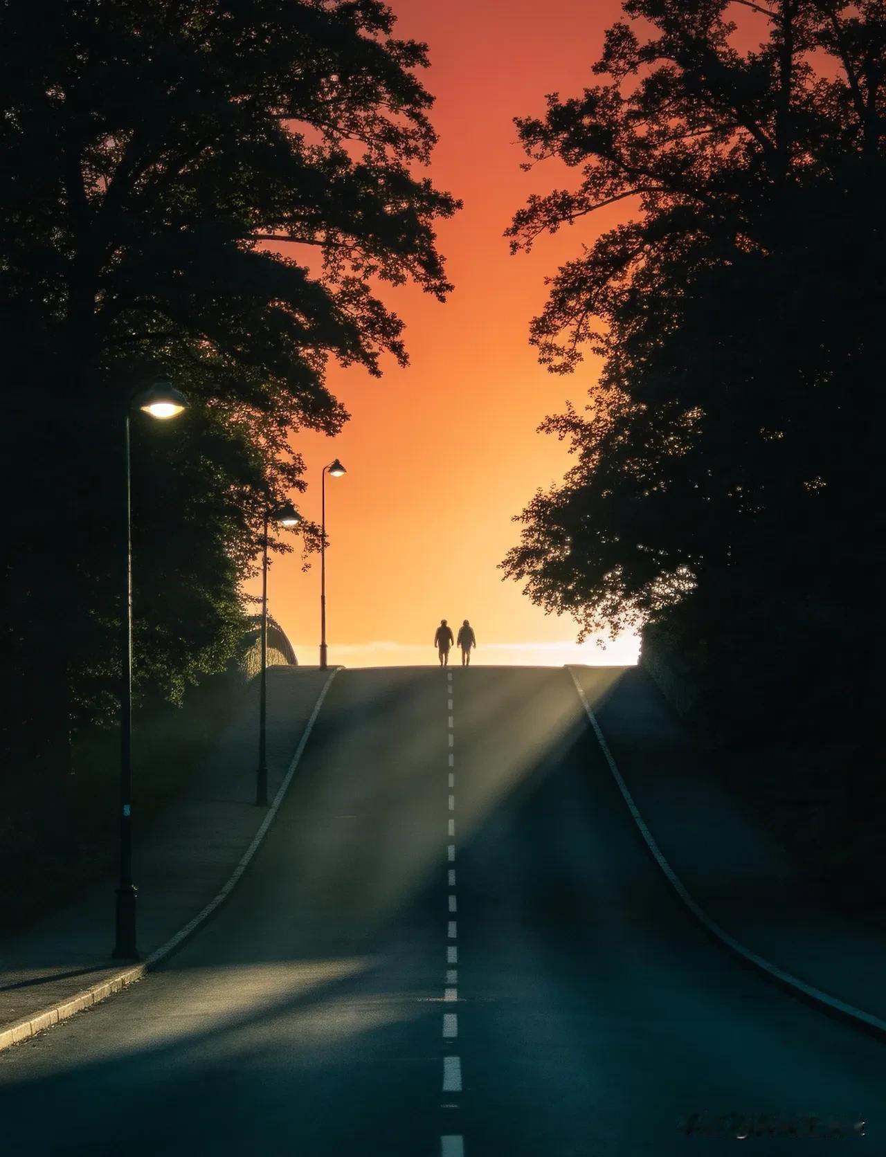 梁晓声说：“一个人走得越远，见识越多，认识的人越多，你就越能体会到：人这一辈子，