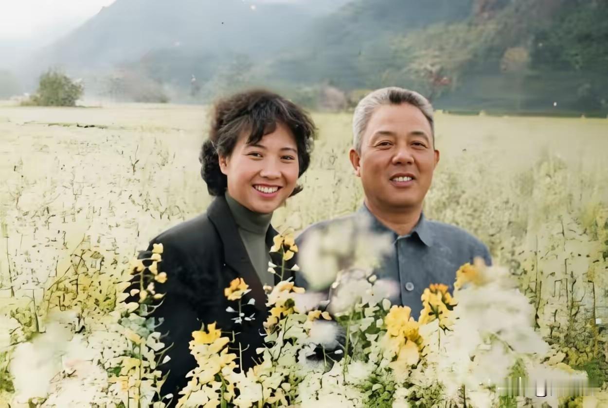 这是开国上将苏振华和他第三任妻子的合影，两人的年龄虽然相差了20多岁，但一直相濡