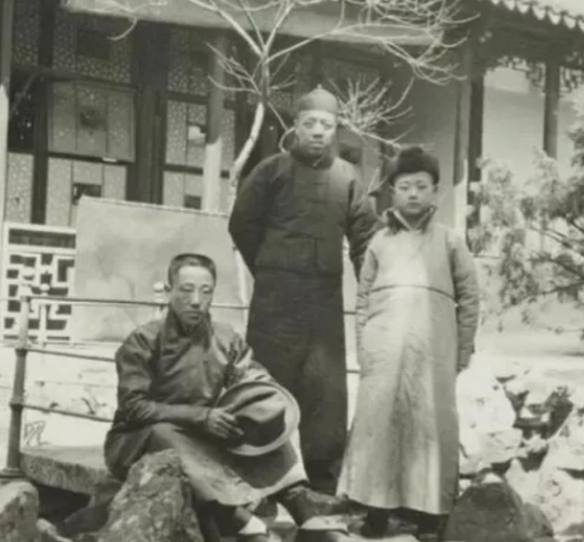 溥仪的七叔载涛有1妻3妾，1950年《婚姻法》要求夫妻为一夫一妻制，载涛为难坏了
