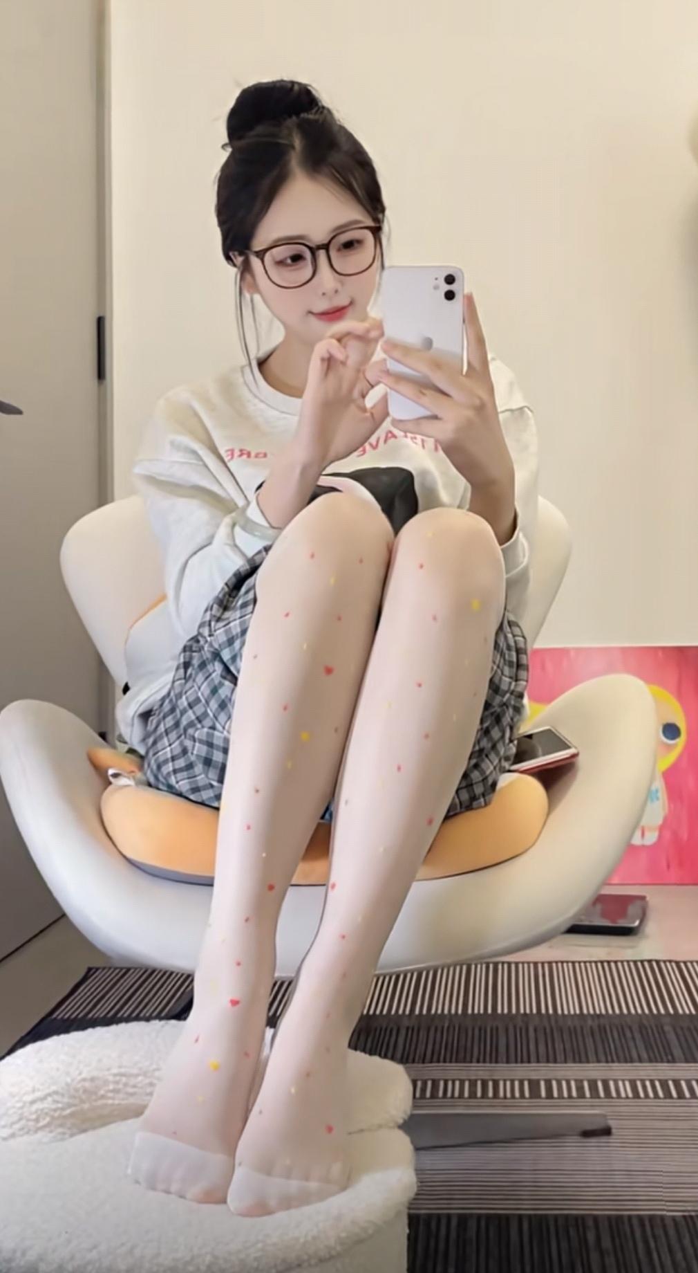 宅家松弛感穿搭上线✨宽松休闲卫衣搭配格纹短裤，带上彩点丝袜，简单舒适又不失小心