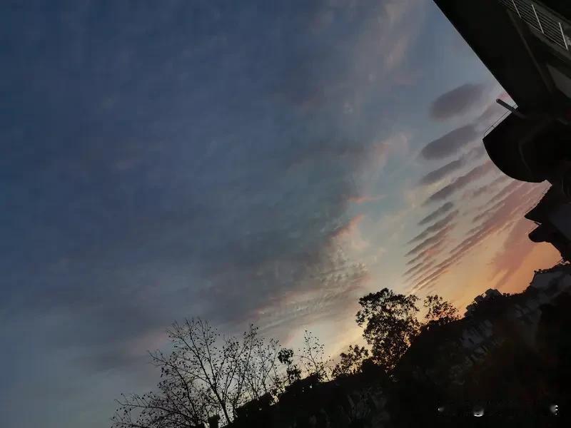 看到“万般皆是命”这个上联，我脑海里瞬间就浮现出下联“一切俱由天”。“万般皆是命