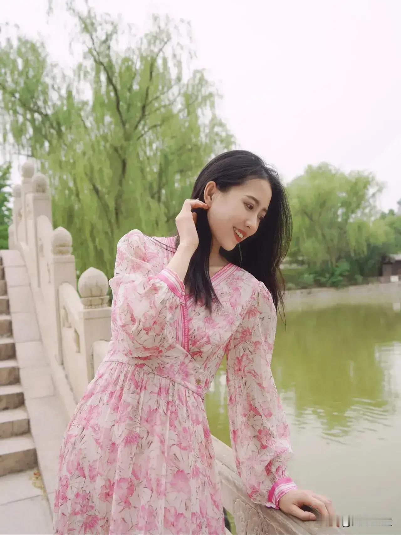 粉嫩花裙少女，倚栏微笑，春意盎然