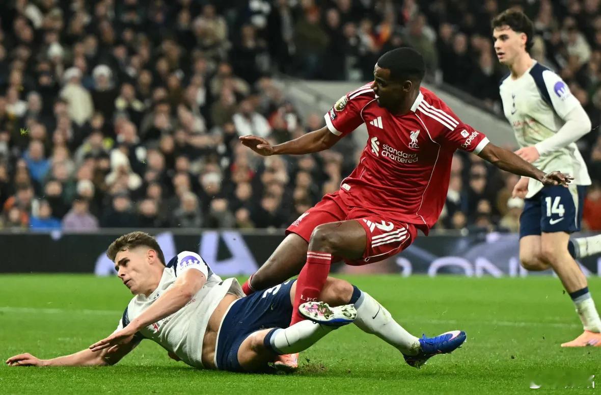 利物浦伊萨克昨天成功进行了左腿手术，主要的伤是腓骨骨折，次要伤是脚踝挫伤。一般