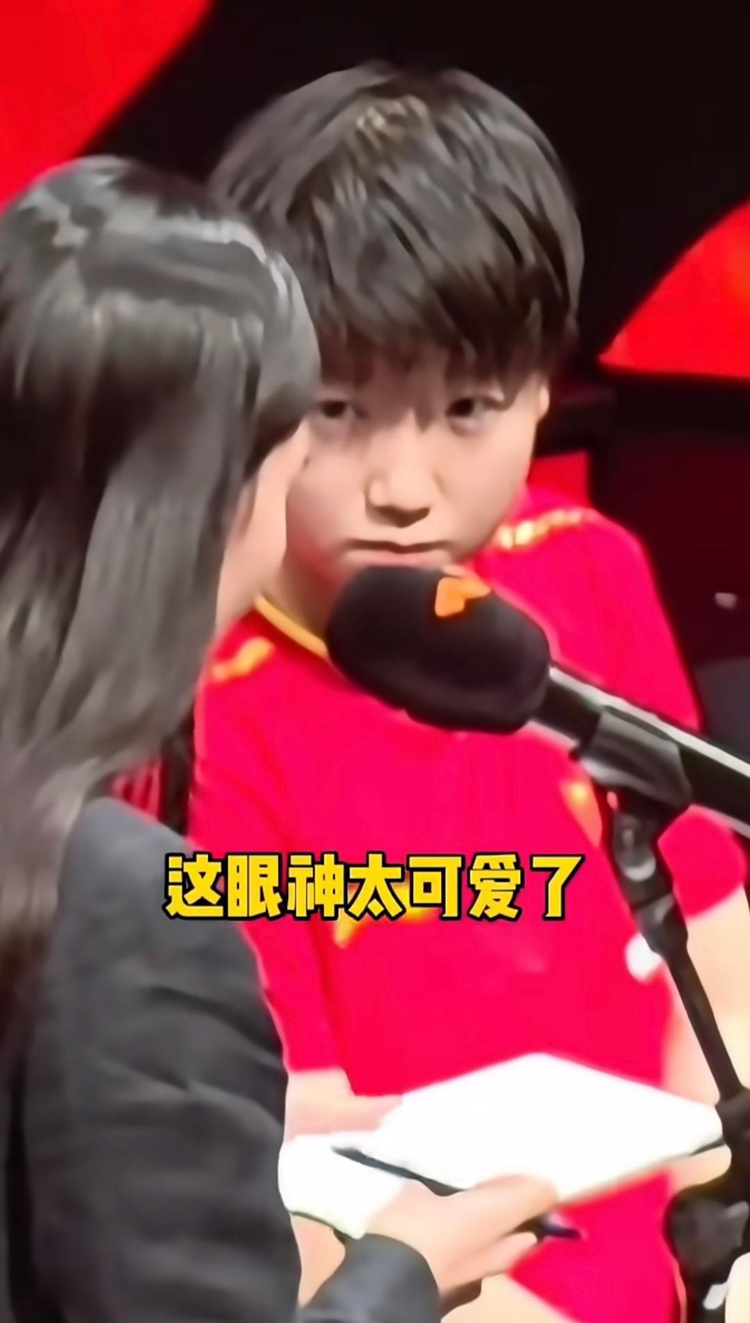 莎莎盯着翻译姐姐，眼睛一眨不眨，生怕听不懂。真是好学的宝宝，看到莎莎在采访区一