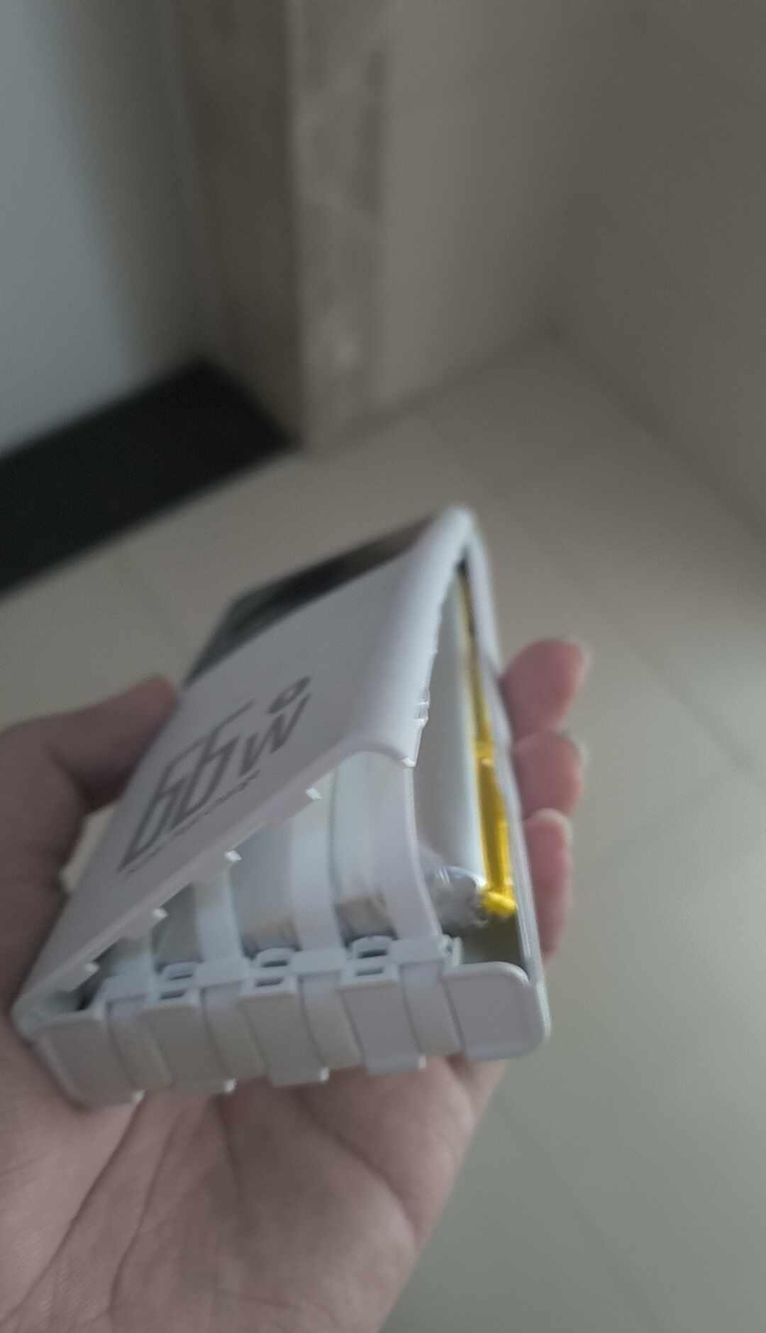 卧了个槽，充电宝突然膨胀成这样了小牌充电宝突然变成这样了，吓人啊，幸好没爆炸和