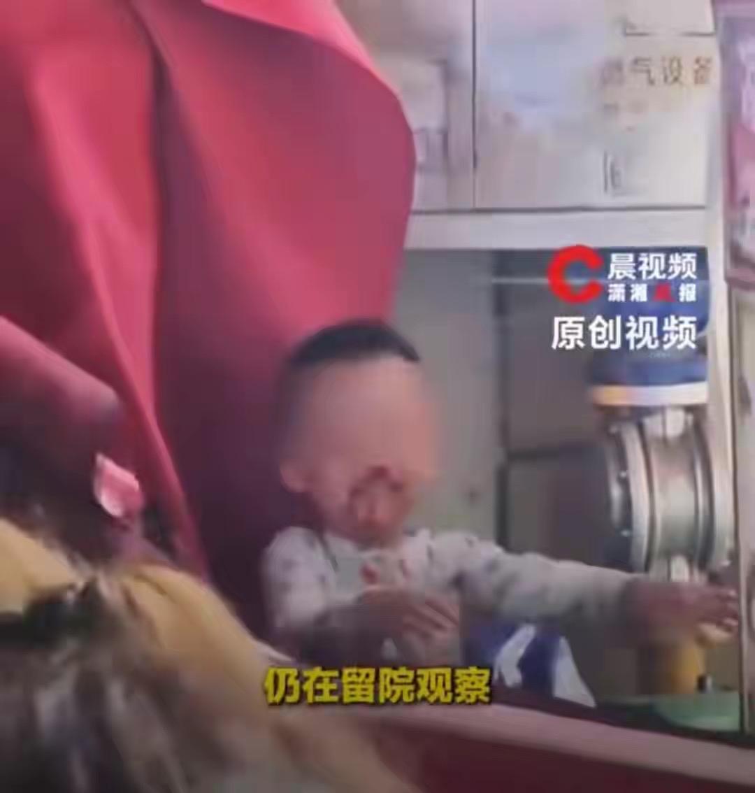 贵阳3岁孩子10楼坠落安然无恙，水果店雨棚救命！10月1日，贵州贵阳一名3岁小男