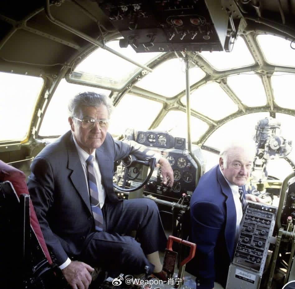 照片中的历史美国空军准将保罗·蒂贝茨（1915–2007）和托马斯·费雷比上校