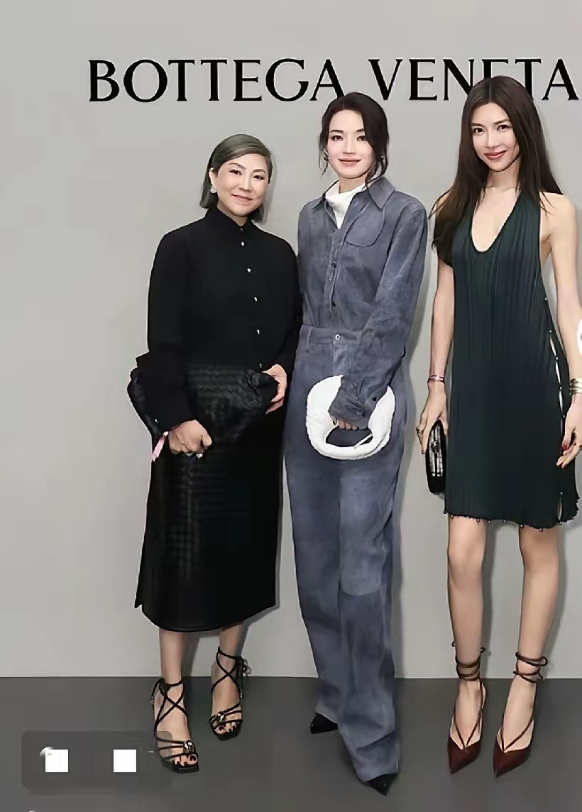 直观的感受到了娜扎的无敌身材，绿裙子姐姐和舒淇合影时，感觉她好高挑，气场也很强大