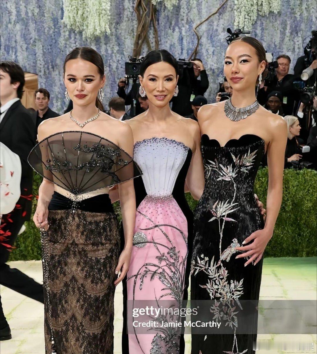 我的天啊，邓文迪又老又瘦都成纸片人了，她带着两个女儿出席2026Getgala时