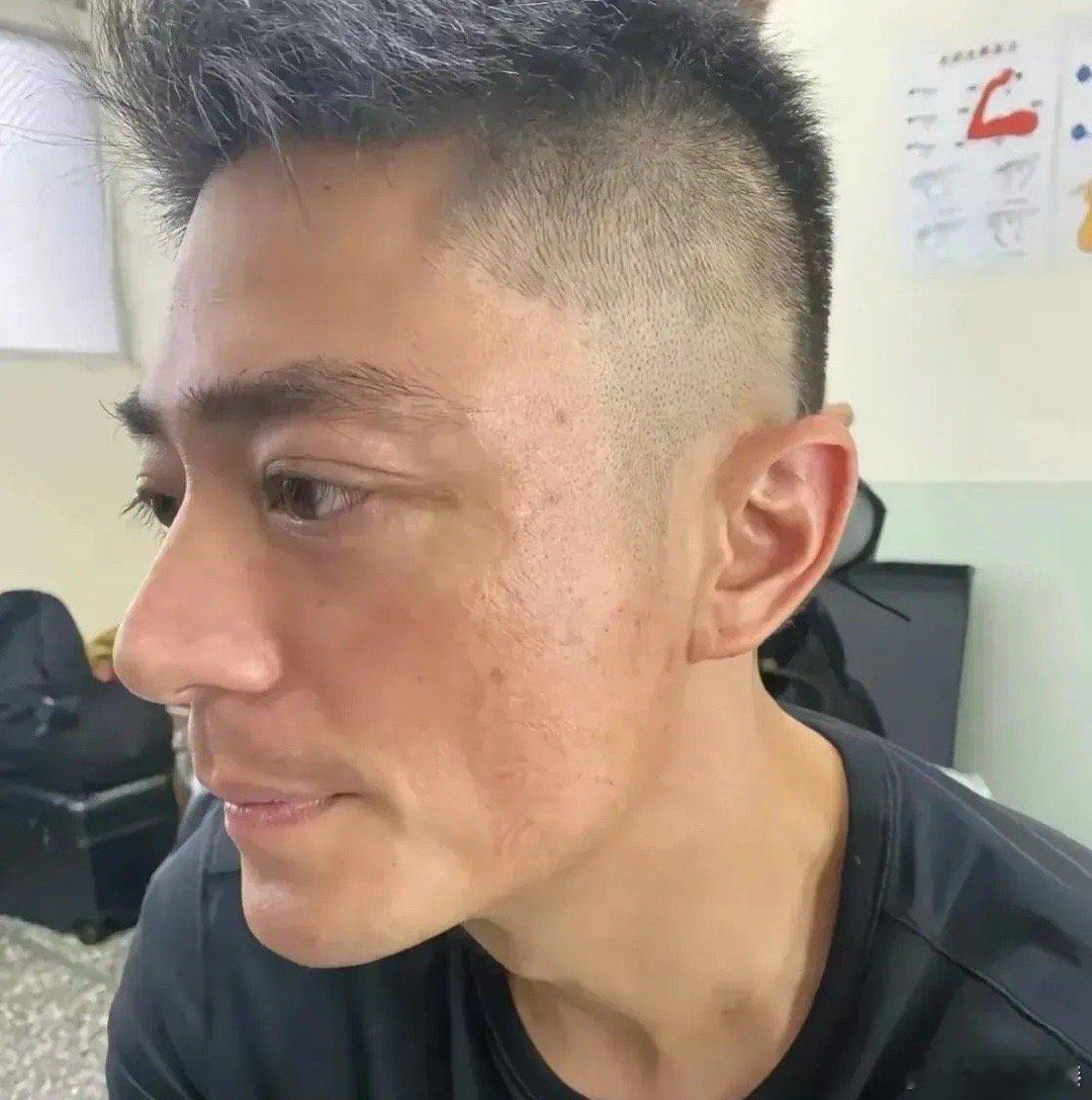 这个才是最真实的霍建华，没有美颜，没有化妆，脸上有些许皱纹，也有斑点。