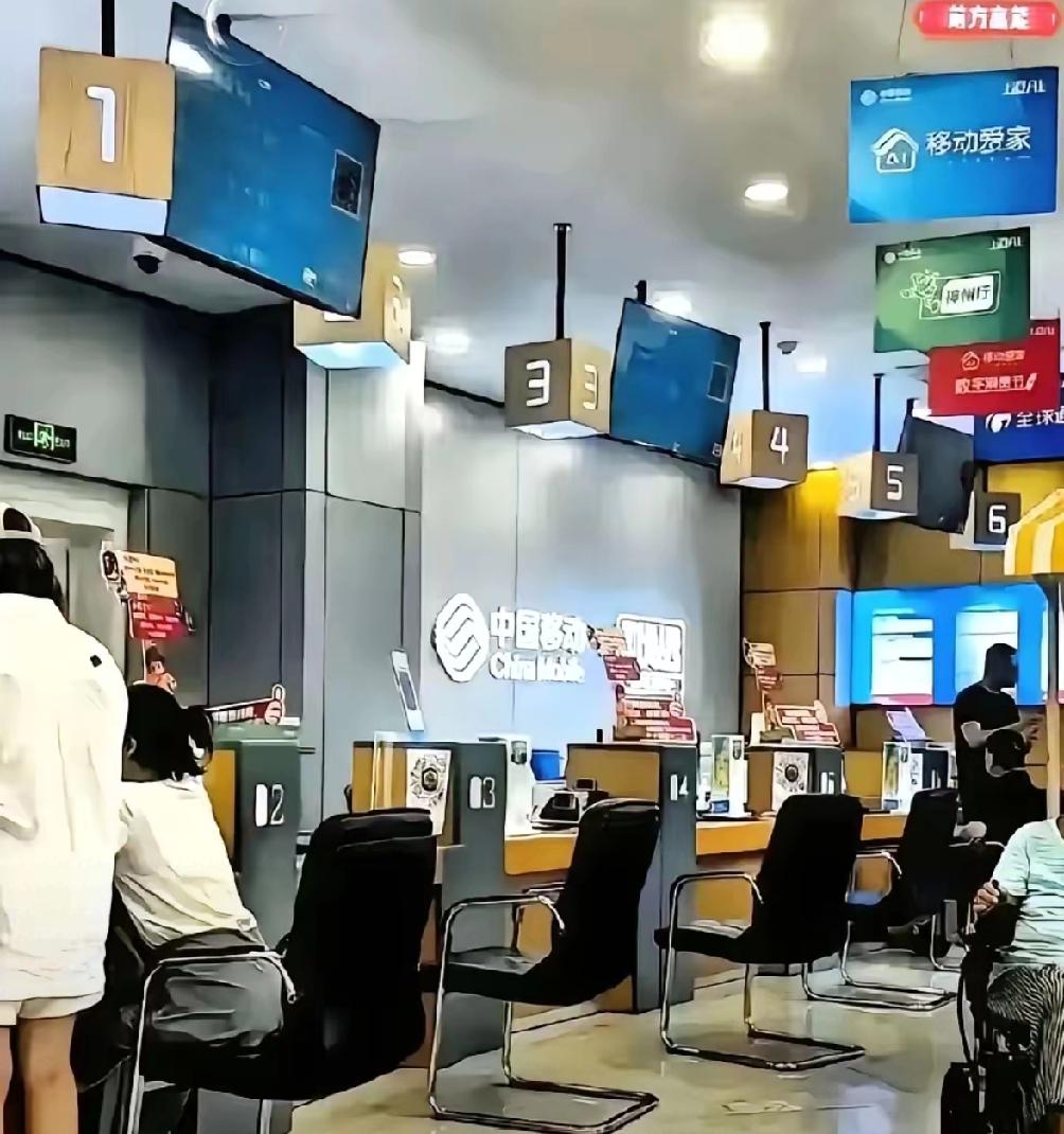 女子销号被要308元违约金，柜员偷偷教两招，白省几百块女子去营业厅销号，被