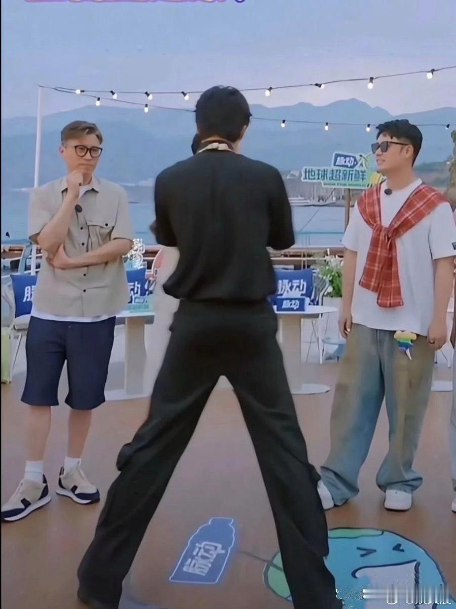 刘宇宁这腿长也太夸张了吧！看着有点吓人，毕竟可是一米九的大高个，比例简直逆天～