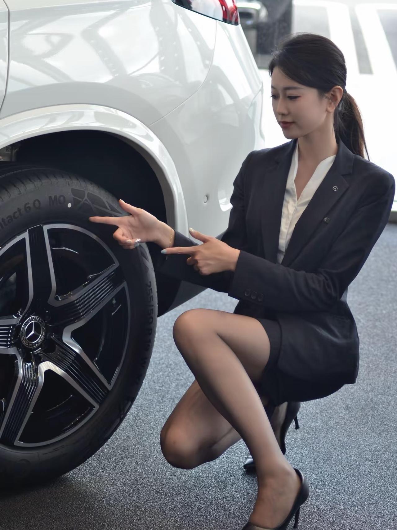 优雅职场女性，自信展示时尚穿搭，细节之处尽显魅力。