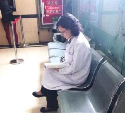 坐走廊800天，不接诊，同事躲避，10年过去她还好吗 四川绵阳一家医院的走廊