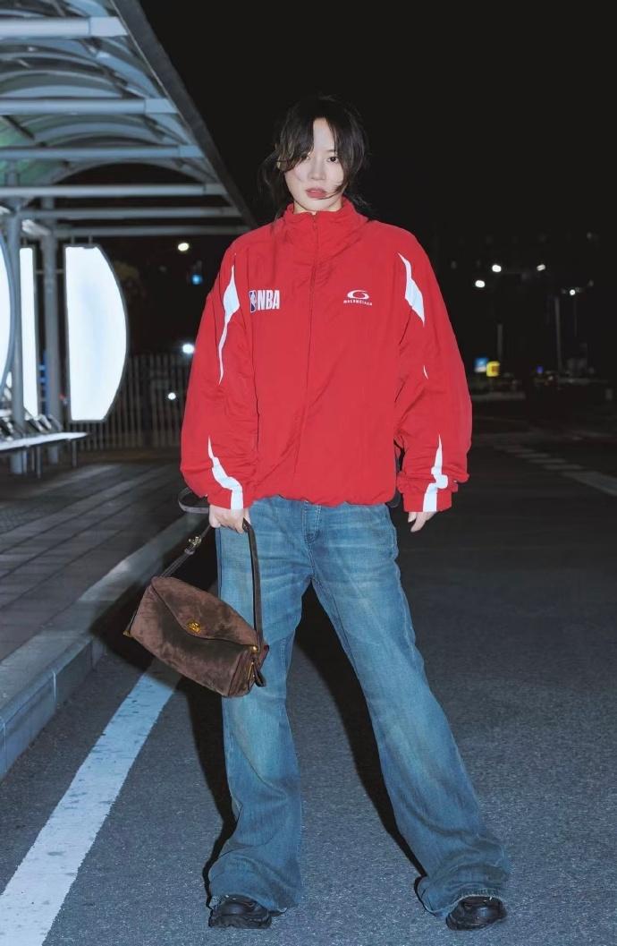 最近马思纯启程巴黎时装周，她这回搭配了一身运动装，看起来特别的有活力感，气质超好