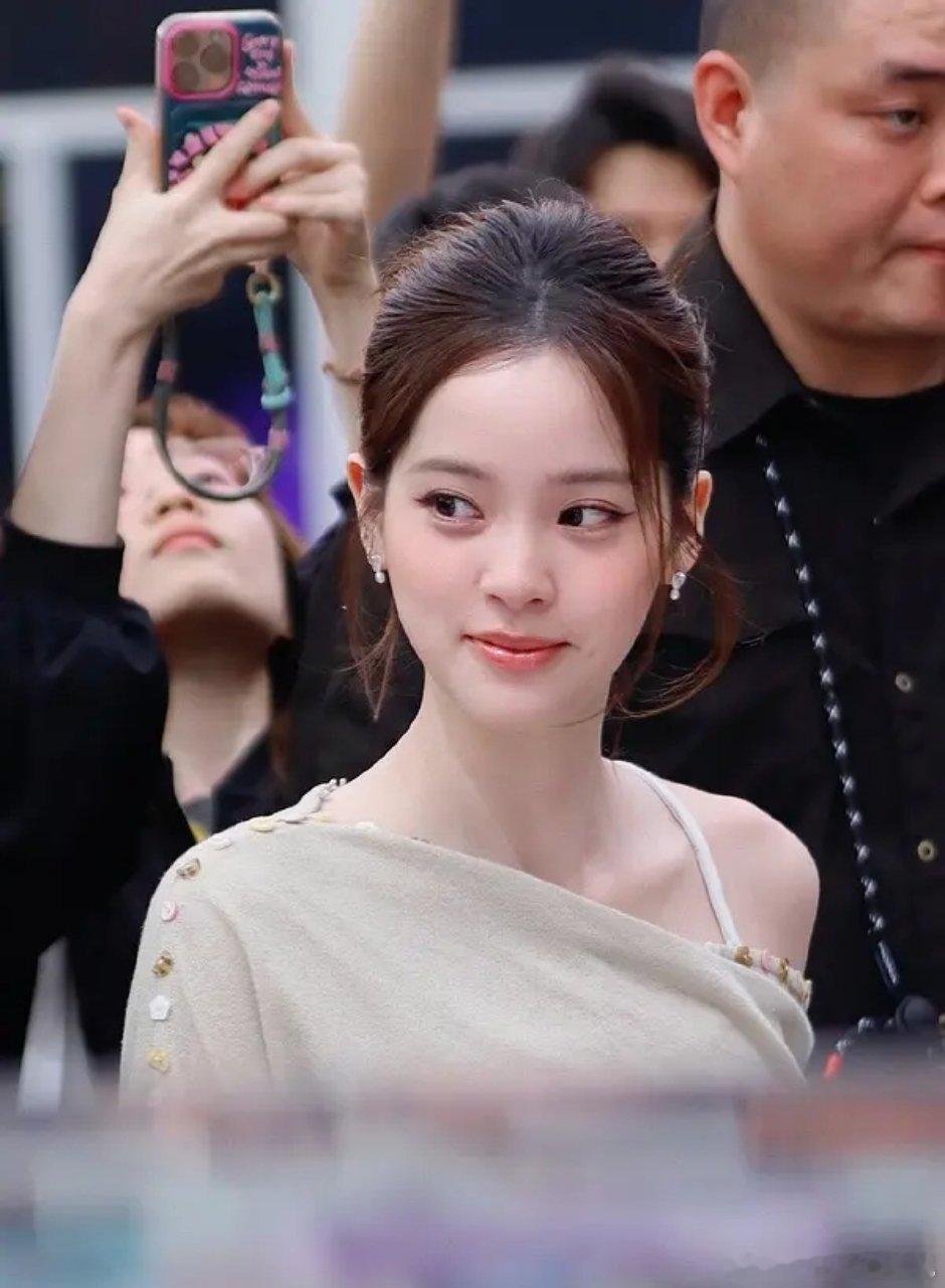 这件衣服这么好看么娜娜和仪都穿了