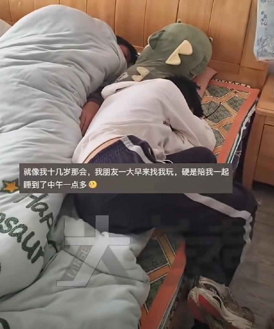 笑死了！11月5日，浙江一位网友发视频：儿子同学一大早来找儿子跑步，儿子洗漱的功