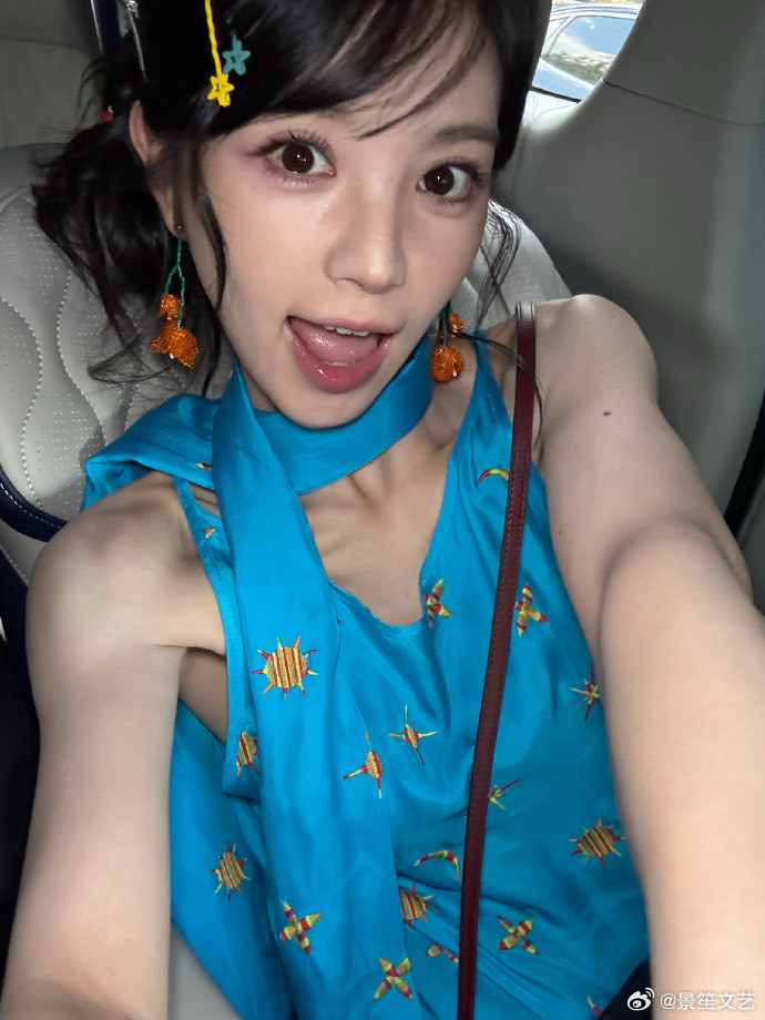 田曦薇张艺凡闺蜜感溢出屏幕田曦薇张艺凡这对闺蜜，聊天能突然合唱，坐长椅上你靠我