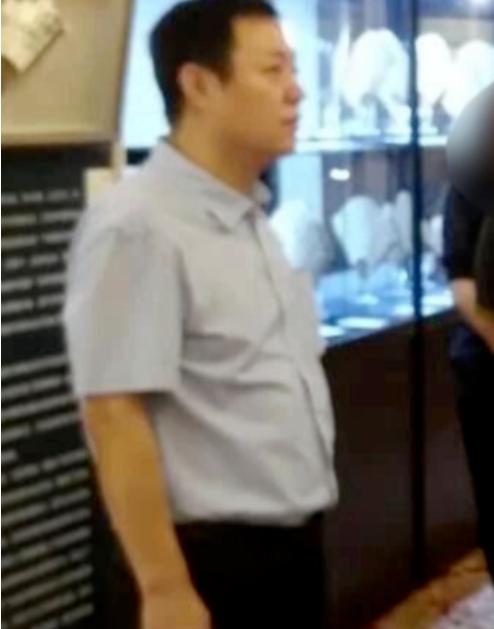 3026万评估价的法拍房，被会长老婆1603万拍走，少掉的1423万，每一分都是