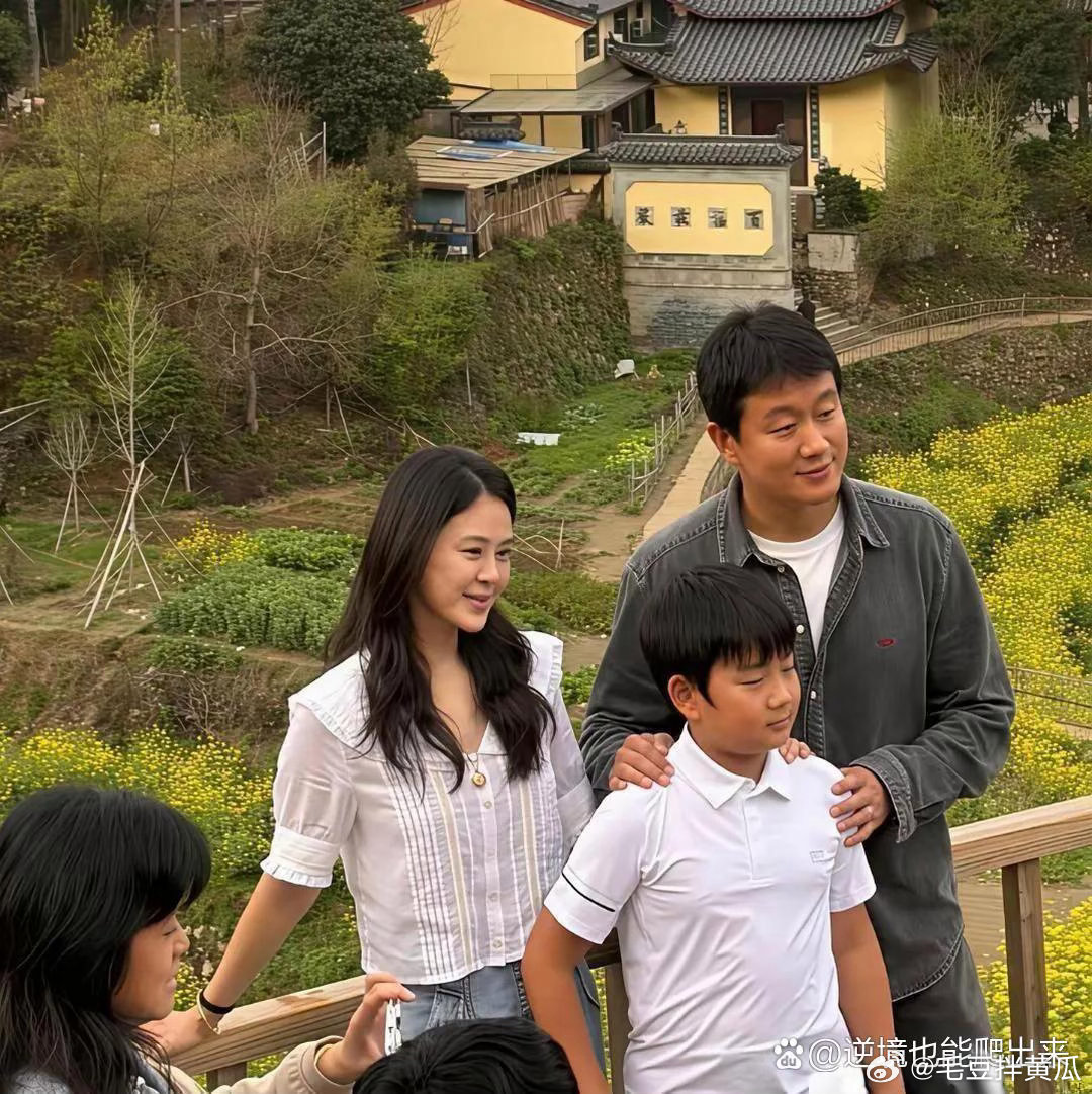 佟大为带着老婆关悦和9岁儿子去江西玩，他儿子除了有点胖，长得跟他简直一个模子刻出