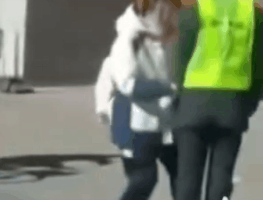 学生停车买小吃被拔钥匙事件，看了原视频看的很难受，那个马甲校长整个过程压根不像