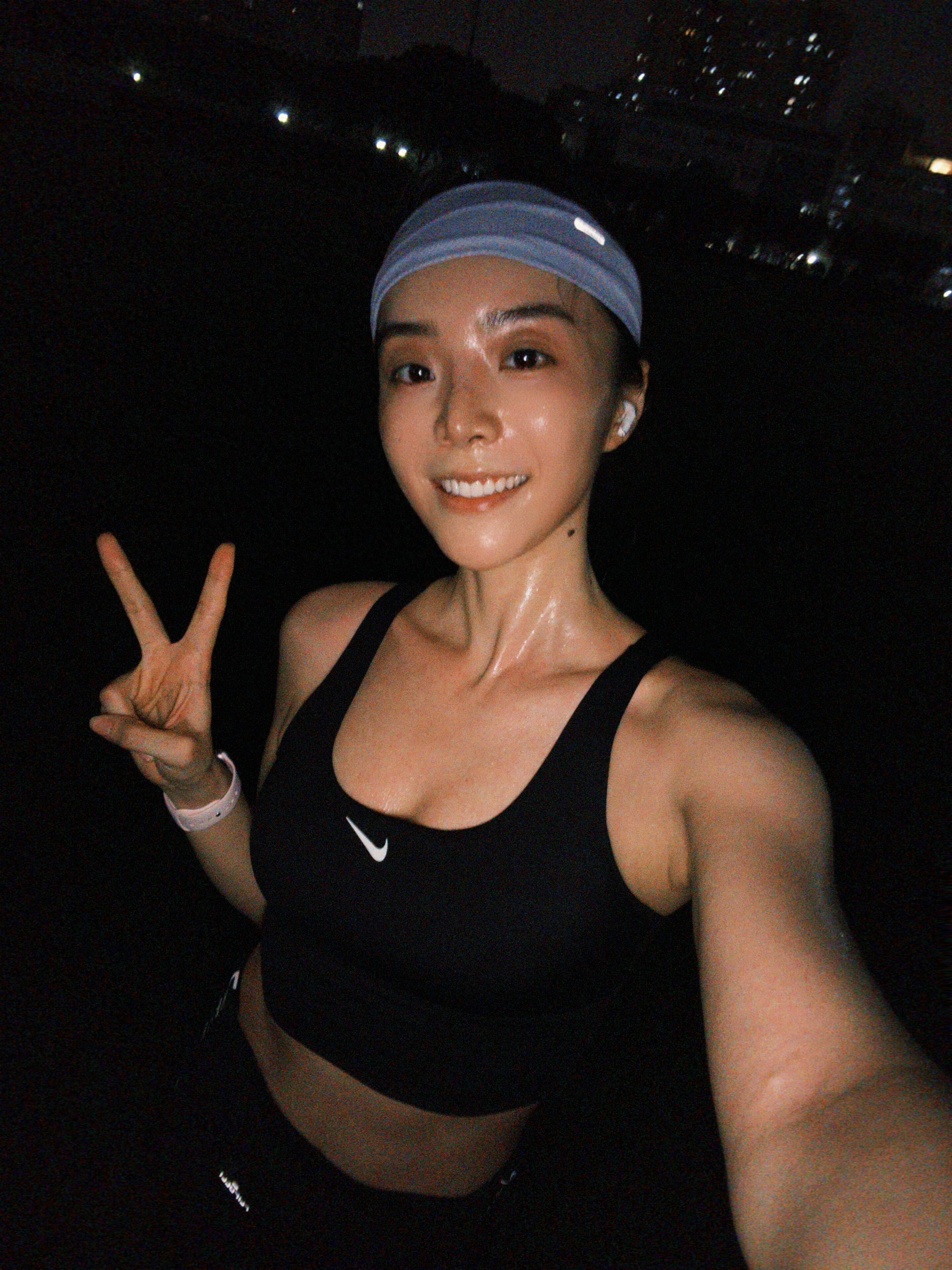 余霜阿姨健身美照，这身材线条是越来越好看了