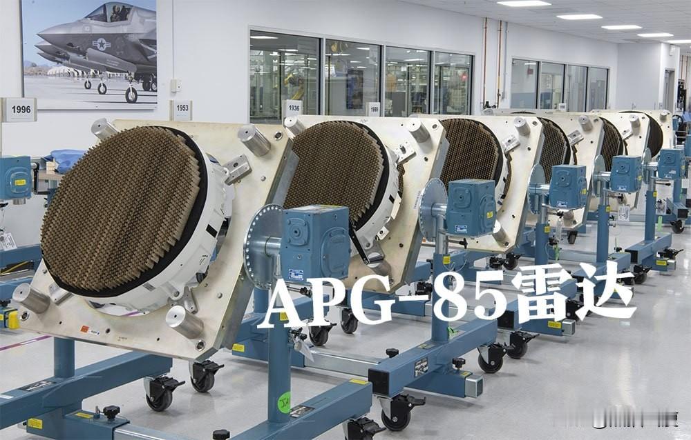 美国最先进的F-35C终于自从25年6月开始陆陆续续交付了一批，然而全部没有雷达