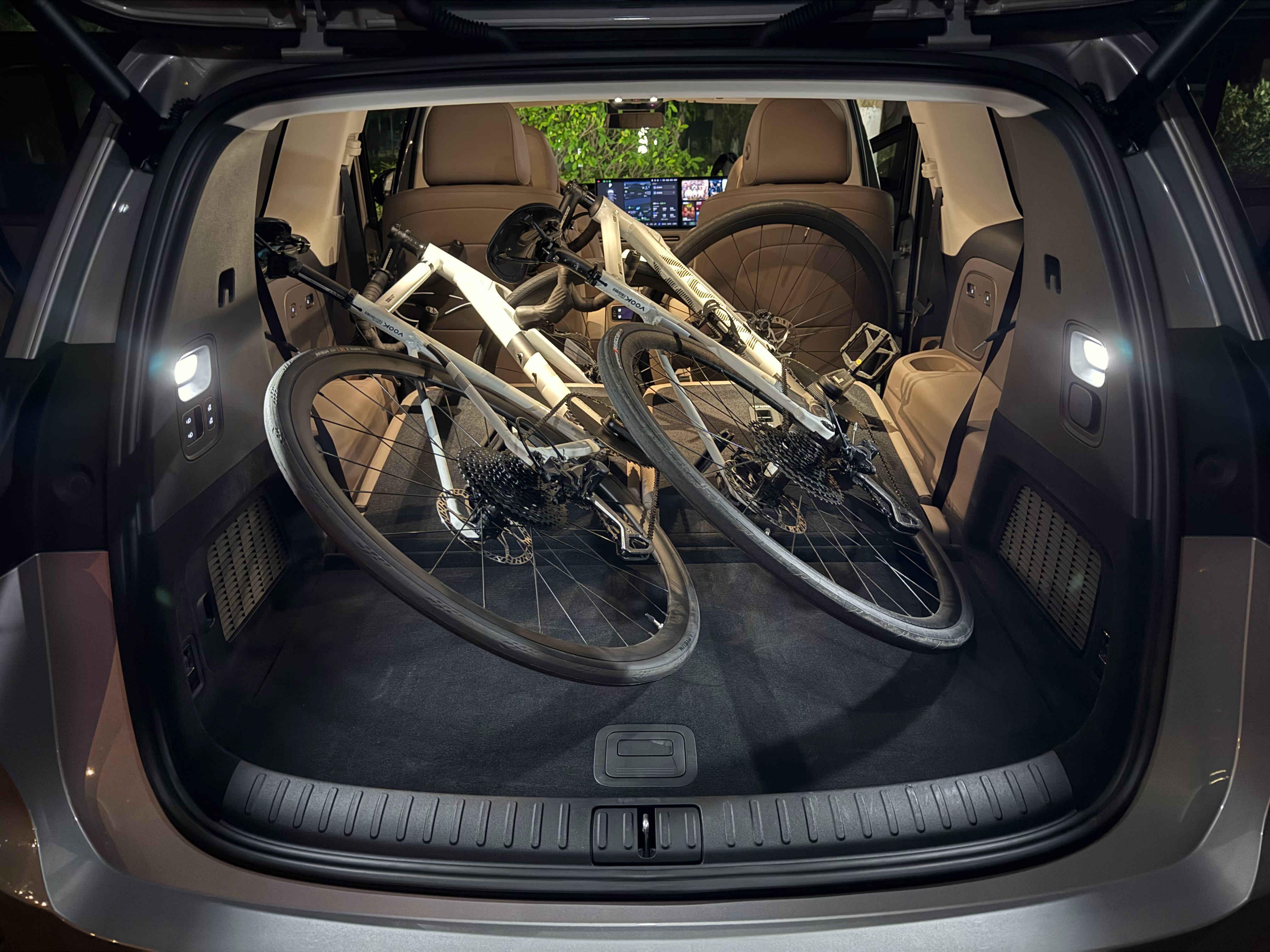 1.i8的尾厢放下两台M码的公路车没啥压力，2.6D的健身计数器20