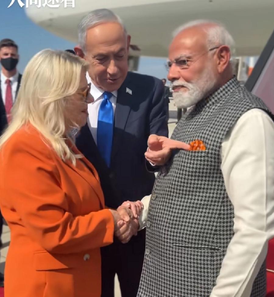 莫迪抵达以色列机场，3个细节:1、以色列铺红毯都铺歪了，一点没对准飞机舷梯台阶