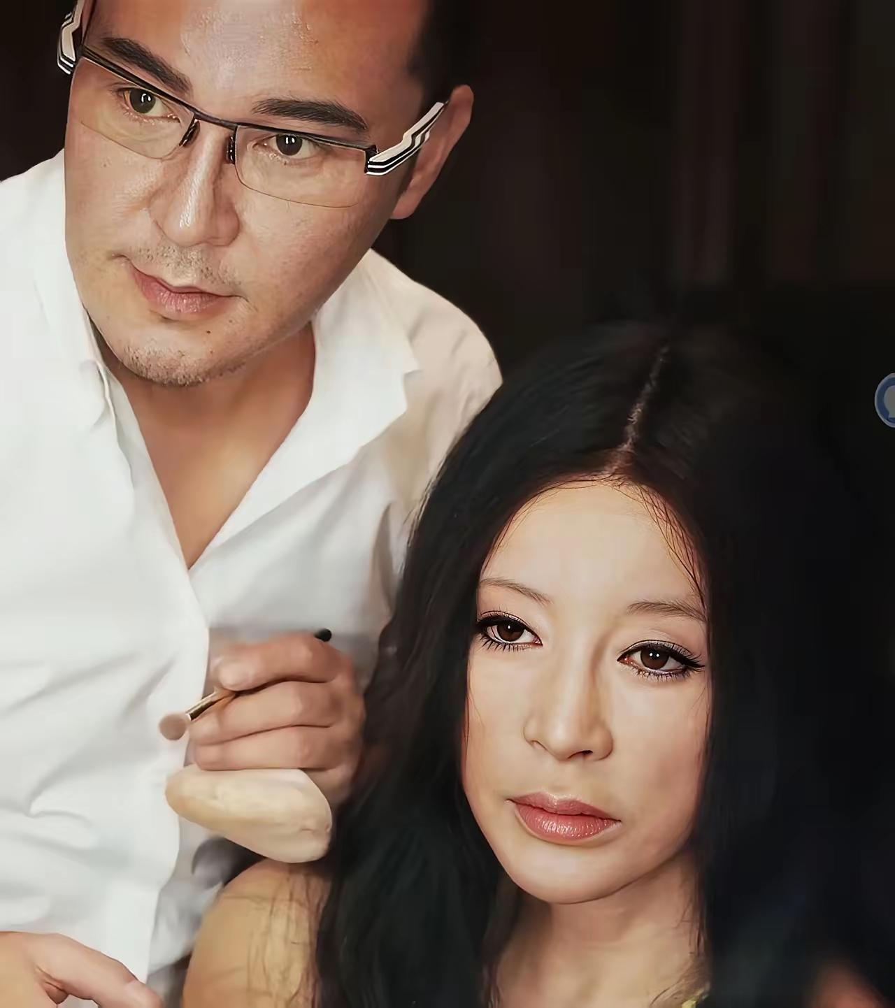 刘晓庆化妆成三毛的样子还挺神似。但三毛比她瘦，她至少还得减十斤。