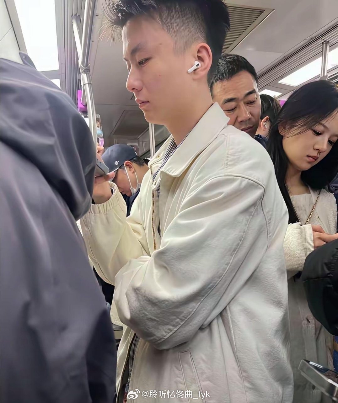 公众场合，这样不合适吧？他们不会害羞吗