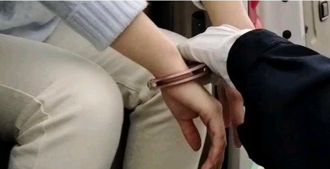 广东清远，女孩16岁时开始叛逆，学会了抽烟喝酒，还与人去泡吧，这让女孩的父亲很头