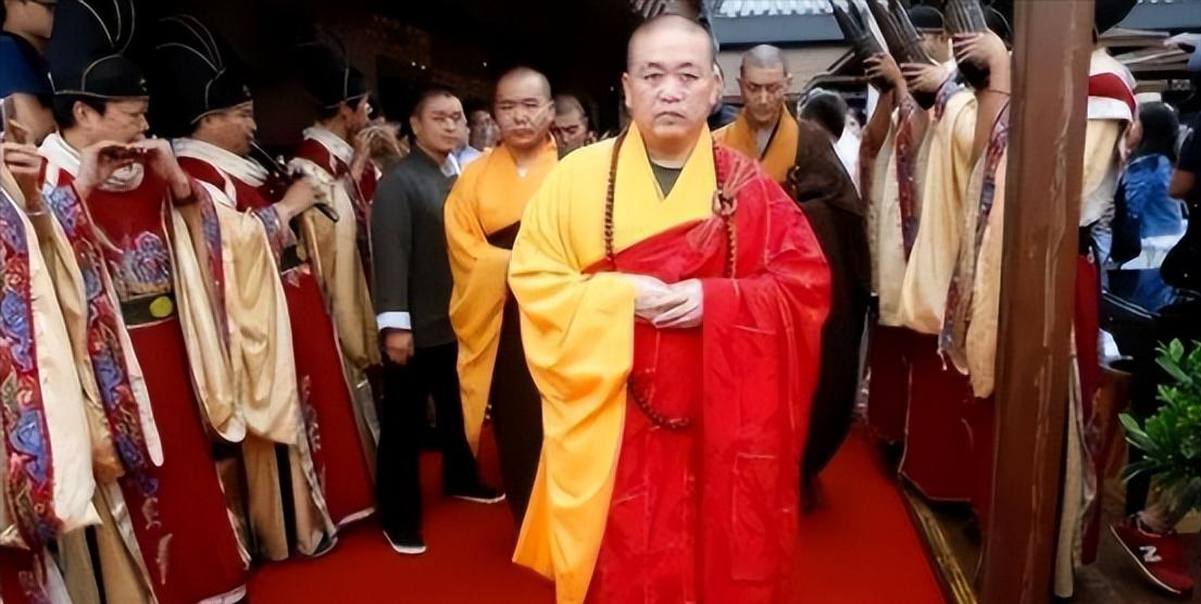 袈裟下的资本有多惊人？释永信16岁出家，22岁执掌少林寺，身穿16万袈裟，花费4