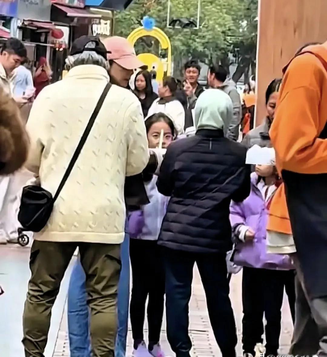 当78岁的霍震霆在迪士尼举起棉花糖，和孙子击掌那一刻，郭晶晶用三个月的膝盖调理换