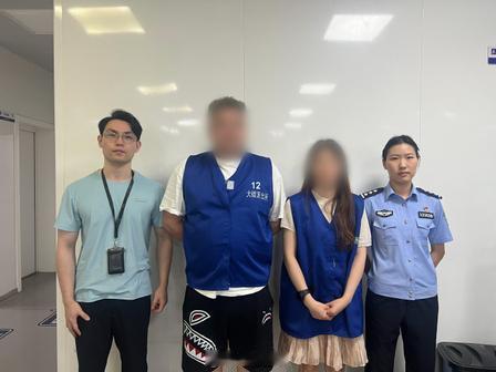 女儿女婿双双被拘留，不知道老父亲是什么心情。2026年7月28日晚上，宁波北