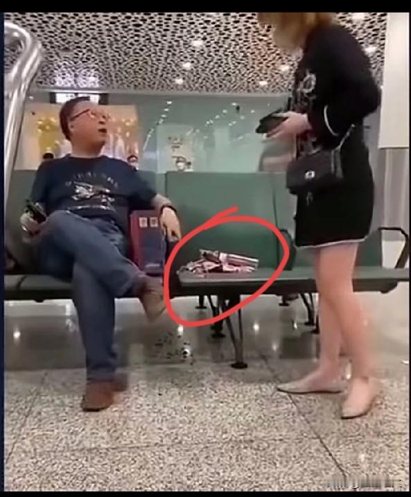 这大哥这下出名了！不止全中国，世界人民都知道了，不是因为乐于助人，也不是因为洁