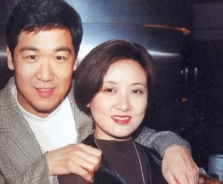 1988年，张国立婚内移情邓婕，他赶紧跑回家找罗秀春坦白：“我爱上别人了，咱俩赶