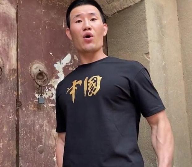 “嘎子”谢孟伟又遭控诉了，这次可能涉嫌刑事。早前，谢孟伟因穿“道具警服”卖货，