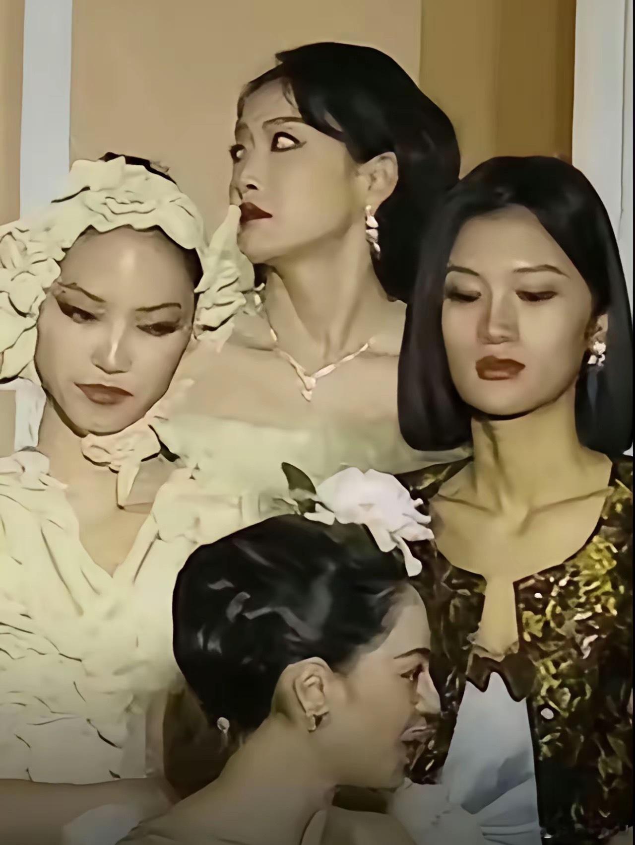 看钟楚曦上面宋茜和两个模特的眼神，就知道钟楚曦这下玩儿大了，陷入尴尬的局面要说这