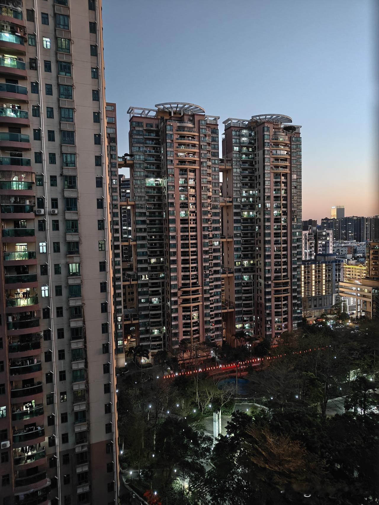 东莞凤岗临深比大亚湾临深上班要近。过年在堂哥东莞凤岗临深的家发现，他们那去深圳