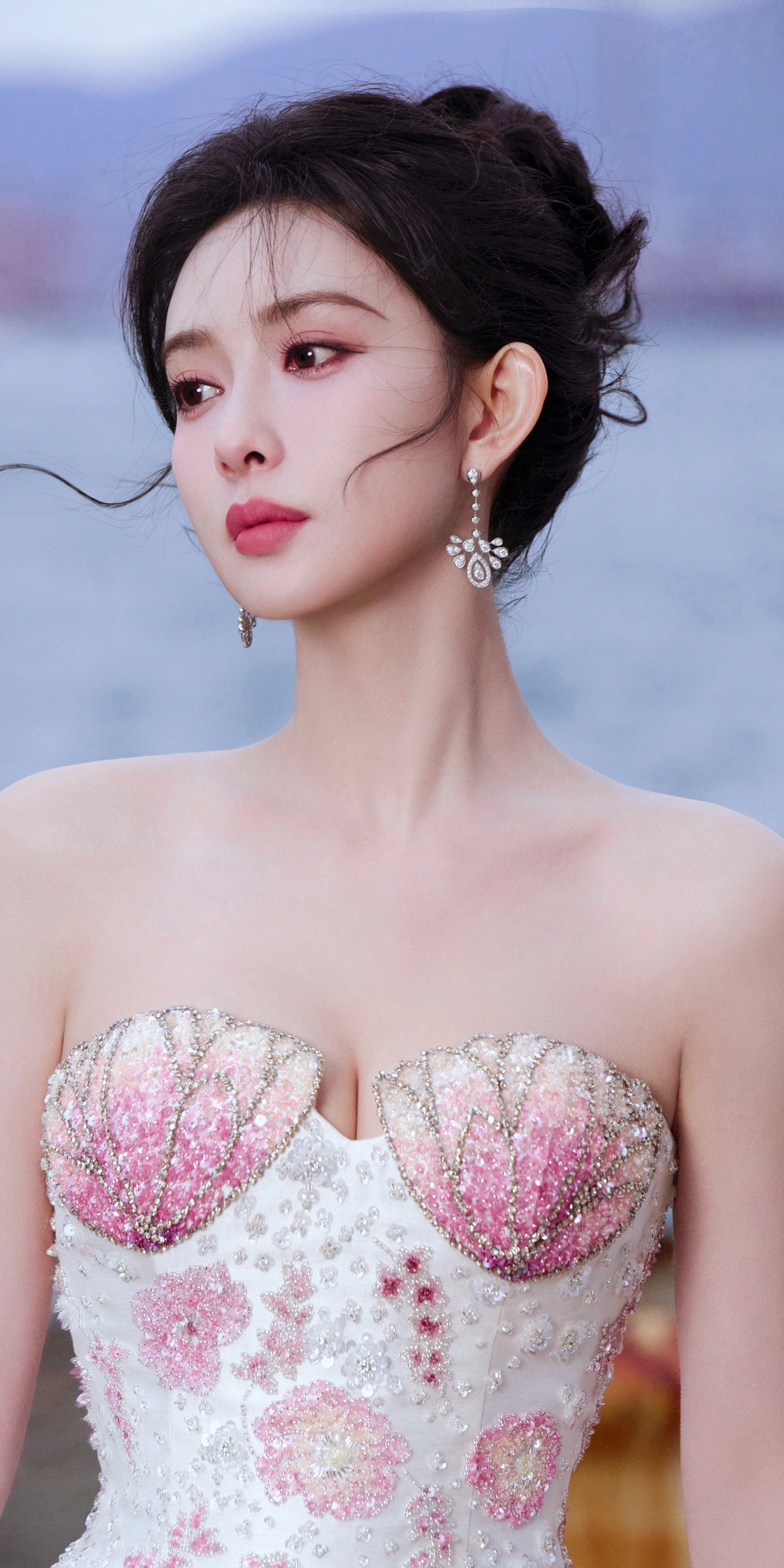 孟子义，花卉抹胸裙，神颜美人。孟子义