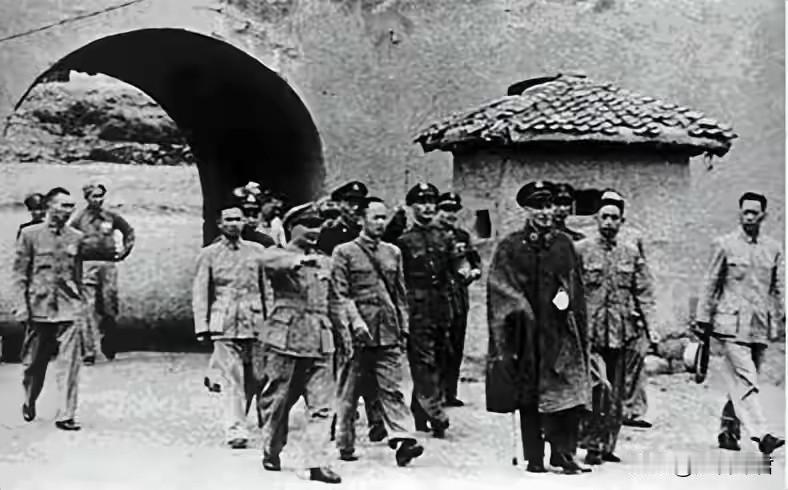 黄维就擒记1948年12月15日黄昏，电话机忙得不可开交地向各部传告：“敌人
