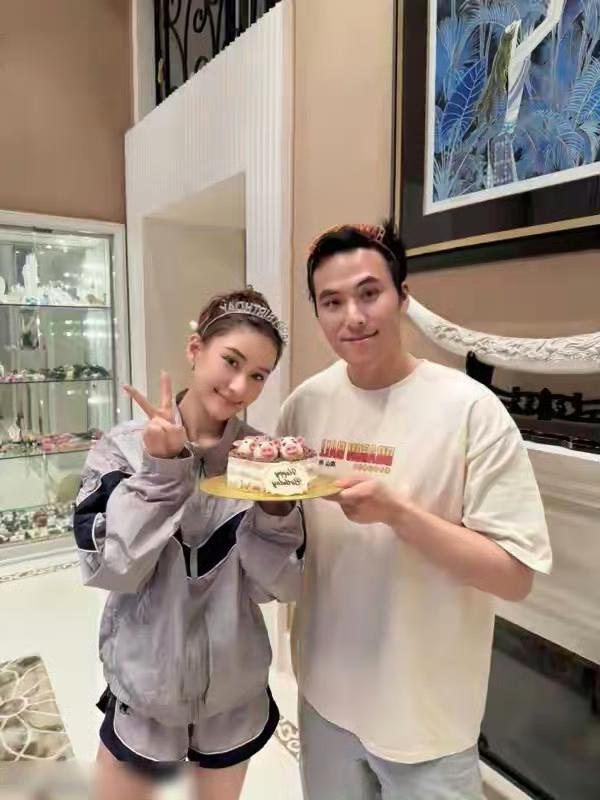 何超莲生日全家团聚，唯独窦骁缺席，俩人是离婚了？何超莲庆生，妈妈、弟弟、姐姐全