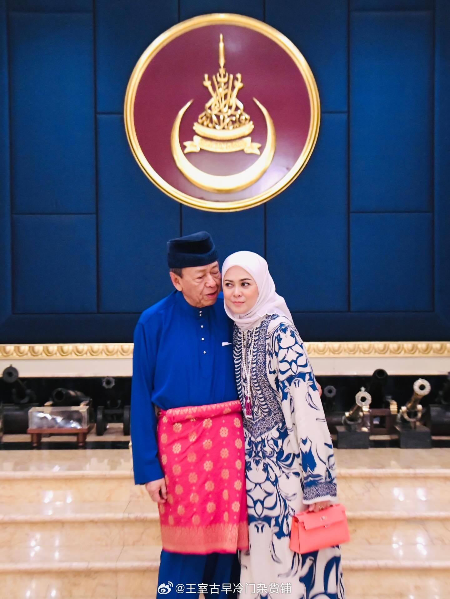 王室王室马来西亚王室雪兰莪雪兰莪苏丹夫妇的合影，居然还秀恩爱